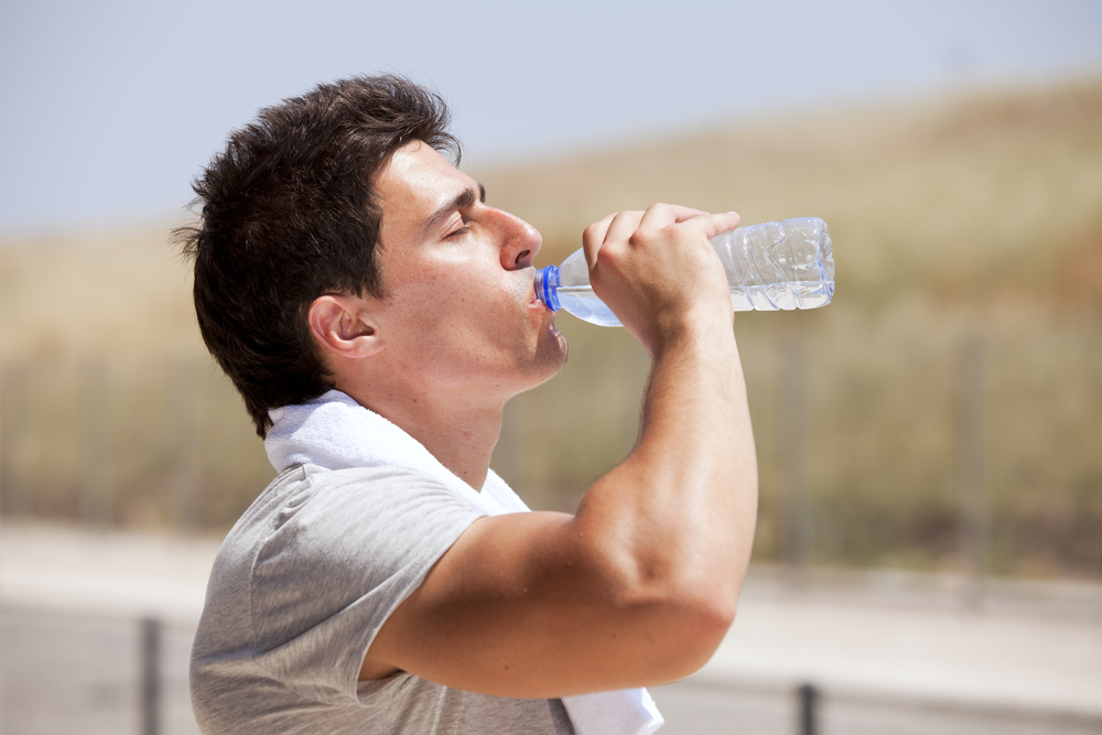 Пьем воду во время летних тренировок!